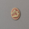 Petit camée papillon en résine rose