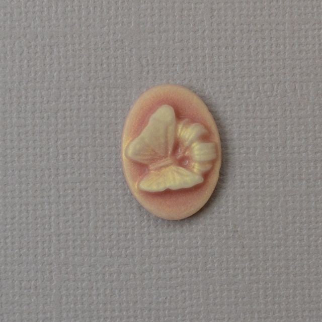 Petit camée papillon en résine rose