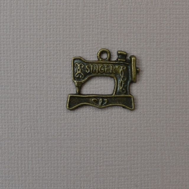 Breloque machine a coudre bronze