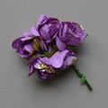 Roses violettes et paillettes or