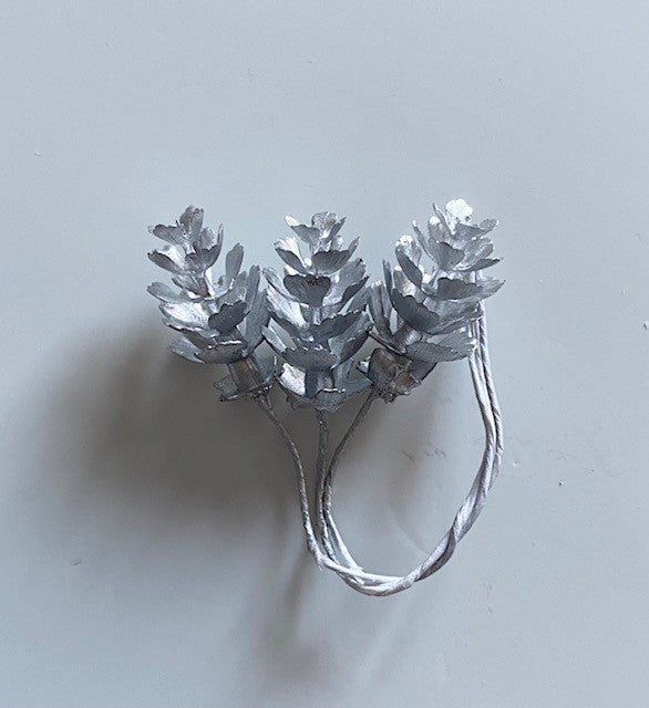 Petites pommes de pin argent
