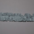 Perles sur voile plissé gris