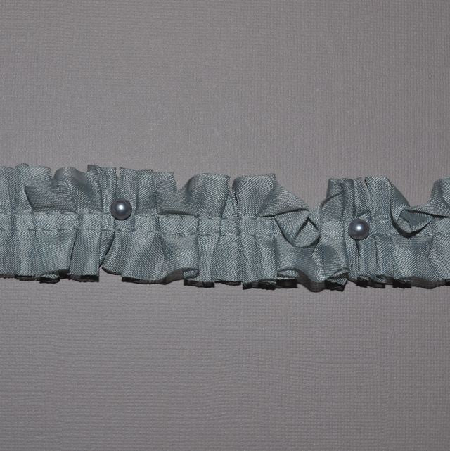 Perles sur voile plissé gris